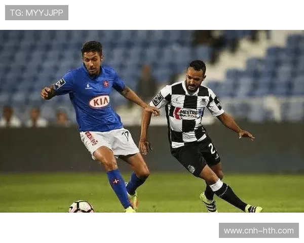 足球后场组织球员用精准转移震惊对手