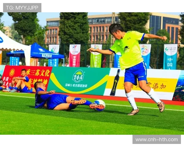 足球场上的英雄时刻:倒地铲球守护荣誉与胜利 足球场上的英雄时刻:倒地铲球守护荣誉与胜利