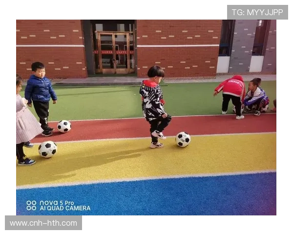 足球俱乐部与社区合作开展儿童足球启蒙活动，足球社活动趣味活动