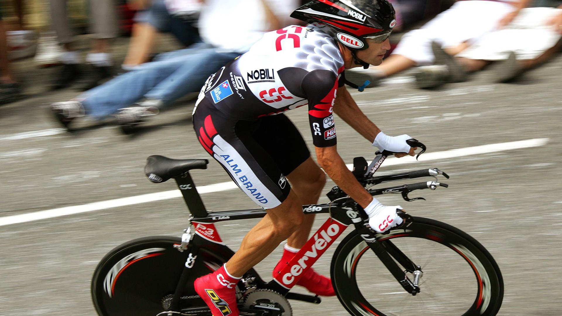 “书店运动角”开幕小型体能赛 在图书区旁完成徒手训练